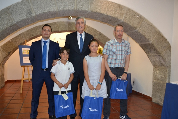 El Alcalde de Ávila entrega los premios del Concurso Internacional de Dibujo Infantil de Aqualia