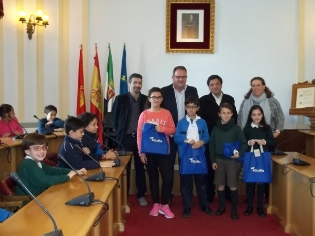El alcalde de Mérida entrega los premios del Concurso Internacional de Dibujo Infantil de Aqualia