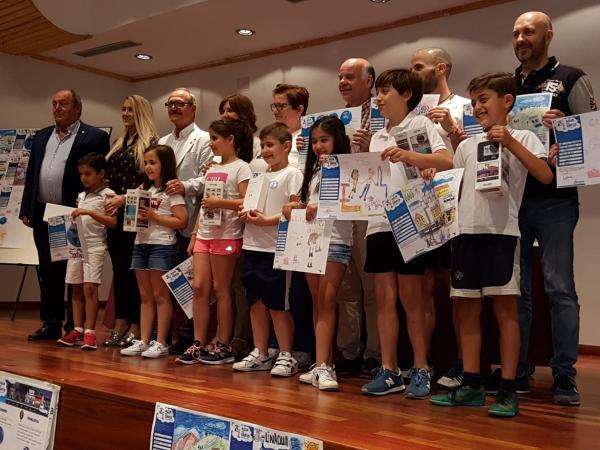 Los niños premiados junto al concejal, representantes de Linaqua y sus profesores
