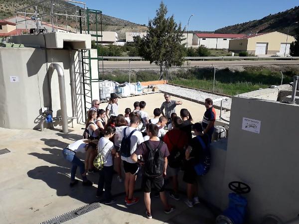Alumnos del IES Lobetano visitan  la depuradora de Albarracín
