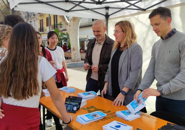 El Ayuntamiento de Eivissa reparte 1.500 economizadores de agua por los grifos y anuncia un concurso dirigido a las escuelas con motivo del Día Mundial del Agua