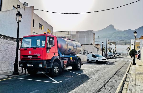 Los camiones cisterna llegan mañana a Arafo tras declararse hoy el agua no apta