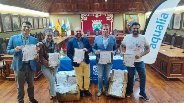 Aqualia entrega 1200 bolsas para colorear al Ayuntamiento de Puerto de la Cruz y celebrar así la llegada de los Reyes Magos