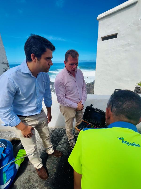 El Ayuntamiento supervisa las primeras actuaciones de mejora de la red de saneamiento de Punta Brava