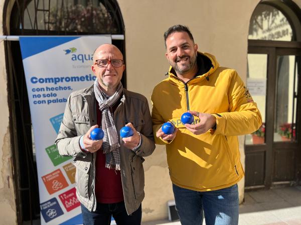 Aqualia colabora con 400 pelotas antiestrés para celebrar la llegada de los Reyes Magos en Chipiona