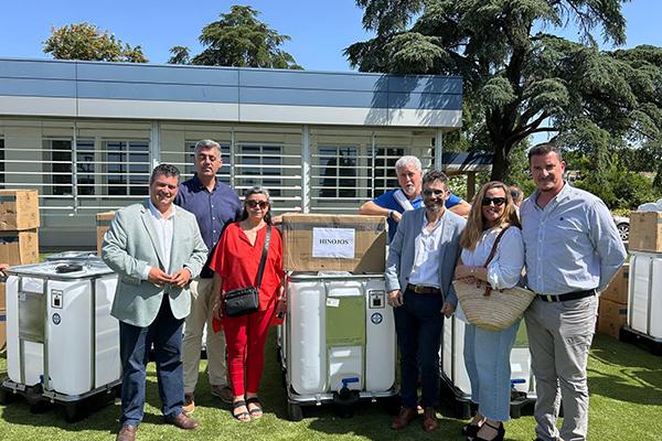 Aqualia reparte botellas de agua entre las Hermandades del Rocío de Huelva