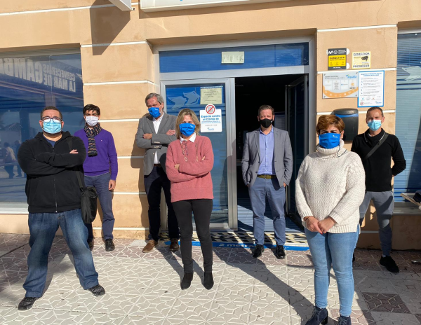 Empresa y trabajadores en la puerta de la oficina tras la firma del convenio