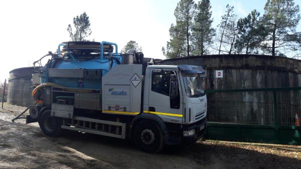 Aqualia limpia de los depósitos de Anglès para garantizar la calidad del agua