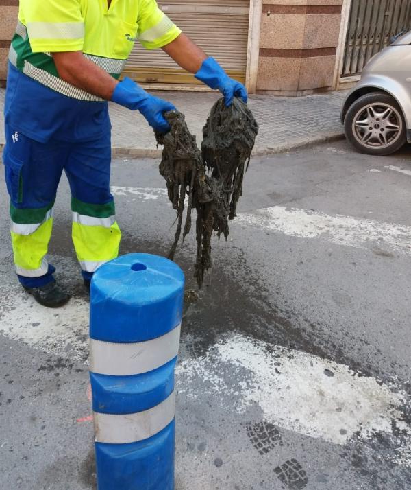 Las toallitas de un solo uso provocan averías y atascos en la red del alcantarillado de Novelda
