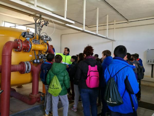 40 alumnos de la escuela Antònia Simó y Arnó de Almacelles (Lleida) visitan la planta potabilizadora de agua del municipio