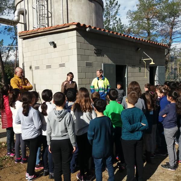 Alumnes de l’escola FEDAC d’Anglès visiten la planta potabilitzadora d’aigua