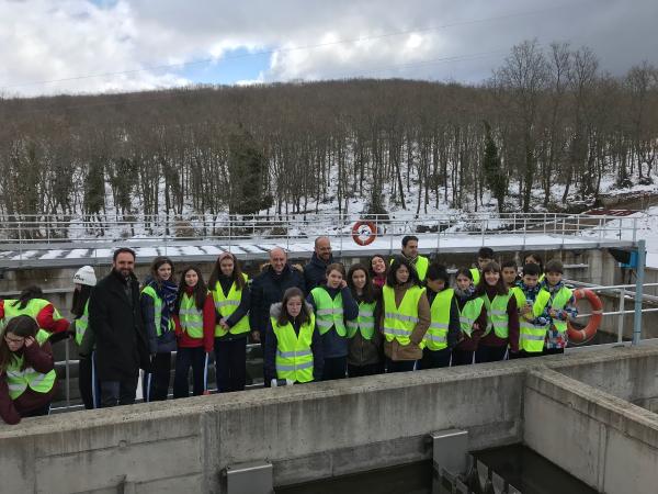 Alumnos de Logroño visitan la planta potabilizadora de agua de Yalde