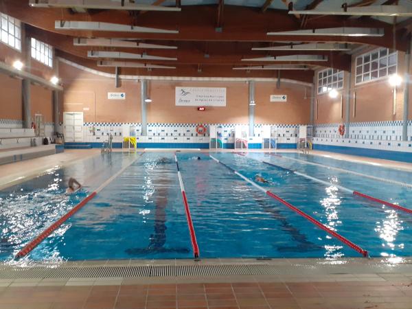 Nadadores en la piscina tras su reapertura