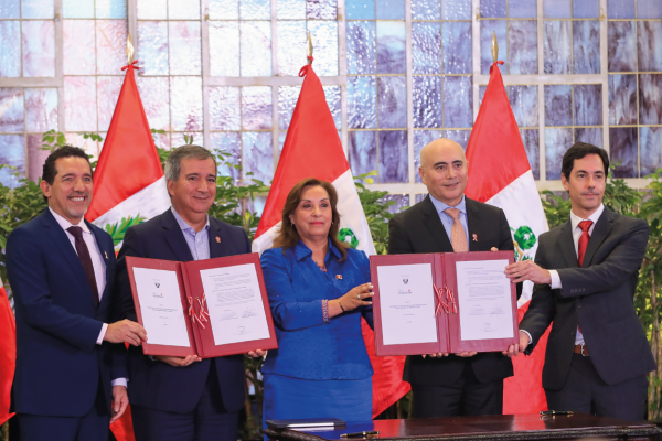 La presidenta de Perú avala el primer proyecto de depuración de Aqualia en el país