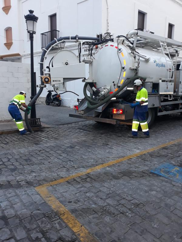 Aqualia realiza en Tarifa un plan especial de limpieza de imbornales y tuberías de saneamiento de cara a las próximas lluvias de otoño