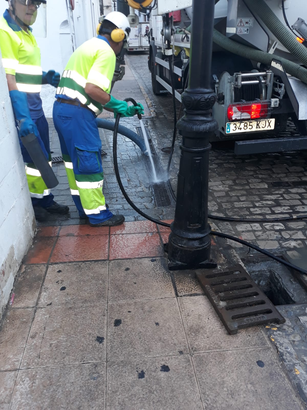 Brigada de limpieza de imbornales en Tarifa