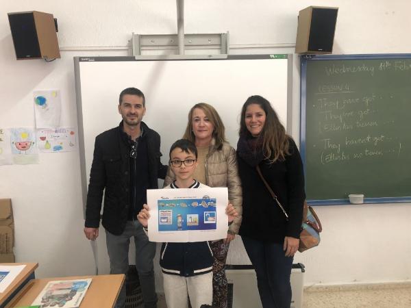 José María recibe el regalo como finalista del Concurso Digital Infantil de Aqualia