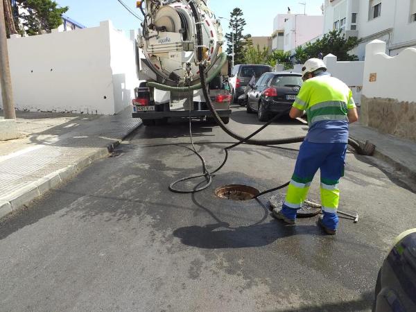 Un operario de Aqualia limpia imbornales en Tarifa