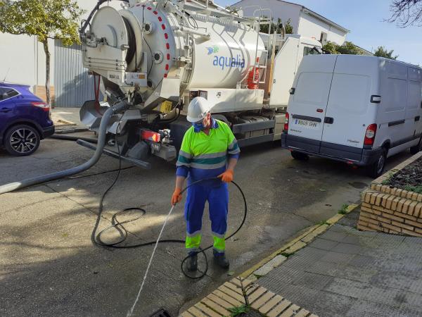 Un trabajador de Aqualia limpia imbornales en Valverde del Camino