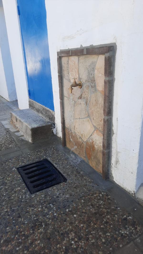 Aqualia instala un punto de suministro de agua a disposición de cualquier vecino de Arcos que lo precise