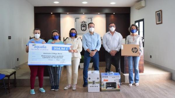 Momento de la entrega de los materiales donados por Aqualia