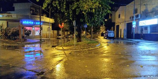 Imagen de la avenida Aguamarina durante las lluvias caídas anoche