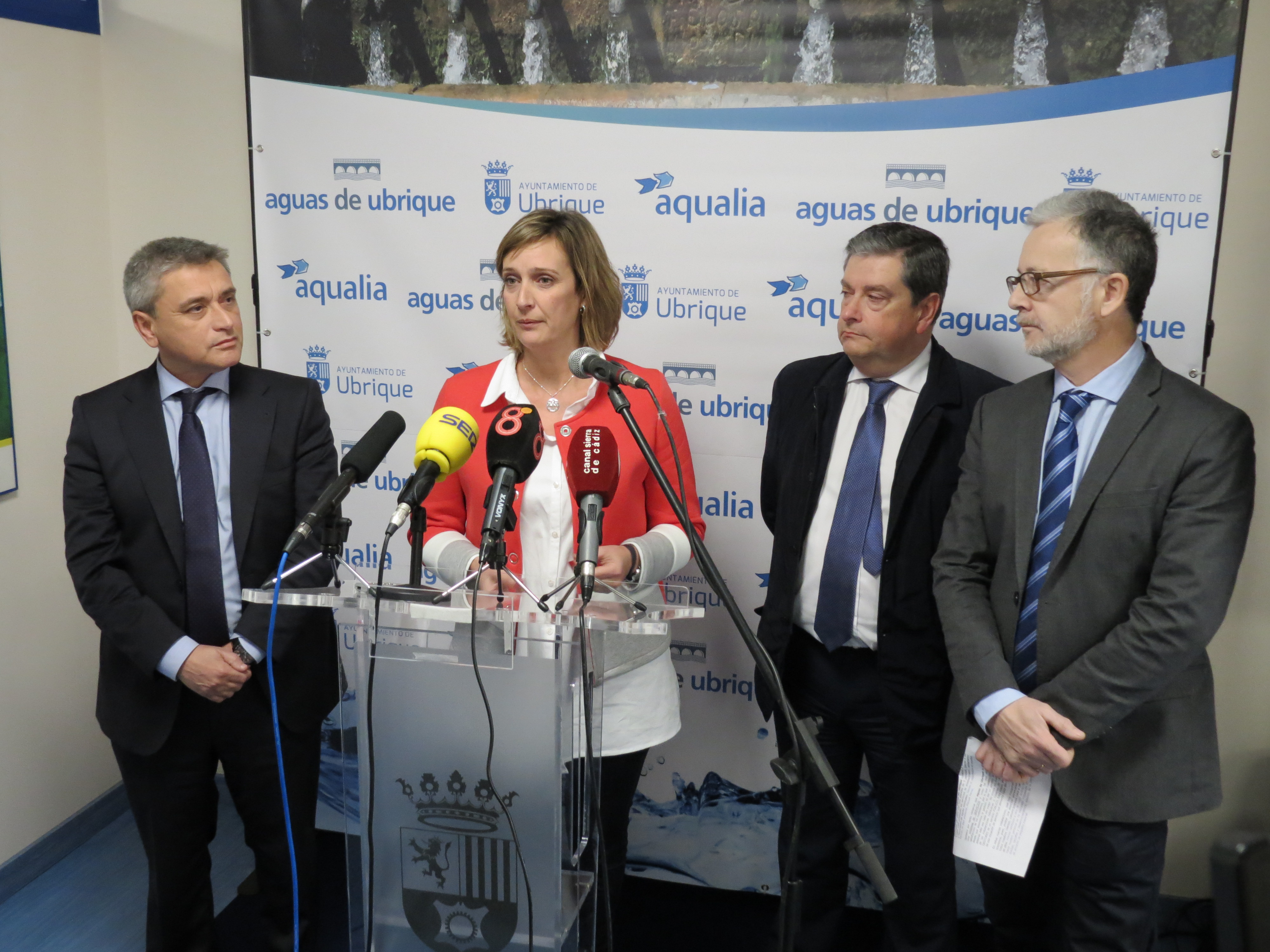 La alcaldesa de Ubrique inaugura oficialmente la nueva oficina del Servicio de Aguas