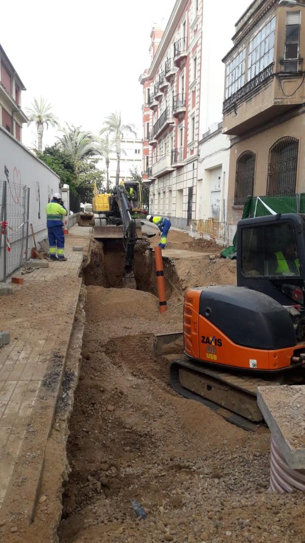 Trabajos de urgencia en saneamiento C/ La Bomba de Badajoz