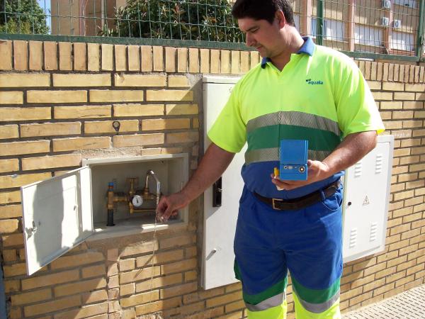 Aqualia advierte de visitas de presuntos técnicos al interior de domicilios de Moguer y San Juan del Puerto para analizar el agua