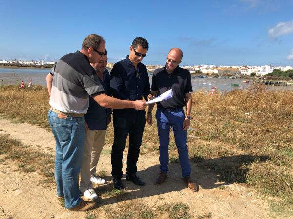 Representantes municipales y de Aqualia en la zona de la obra