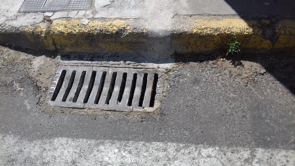 Aqualia denuncia el robo de varias tapas de alcantarilla en Badajoz y la Policía las localiza en una chatarrería de la ciudad a las pocas horas