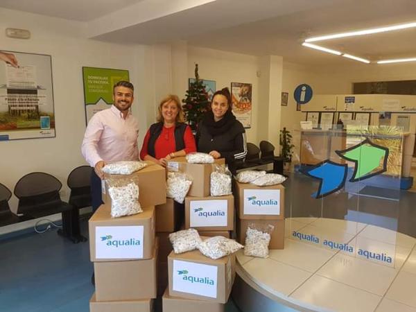 Aqualia entrega más de 200kg de caramelos para celebrar la llegada de los Reyes Magos