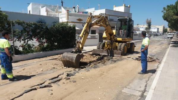 Aqualia trabaja en la reparación de la rotura producida en la tubería general de abastecimiento a Rota