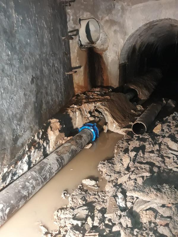 Más de 24 horas de trabajo ininterrumpido para solventar la avería de agua que afectó a los vecinos de La Marina de Tarifa