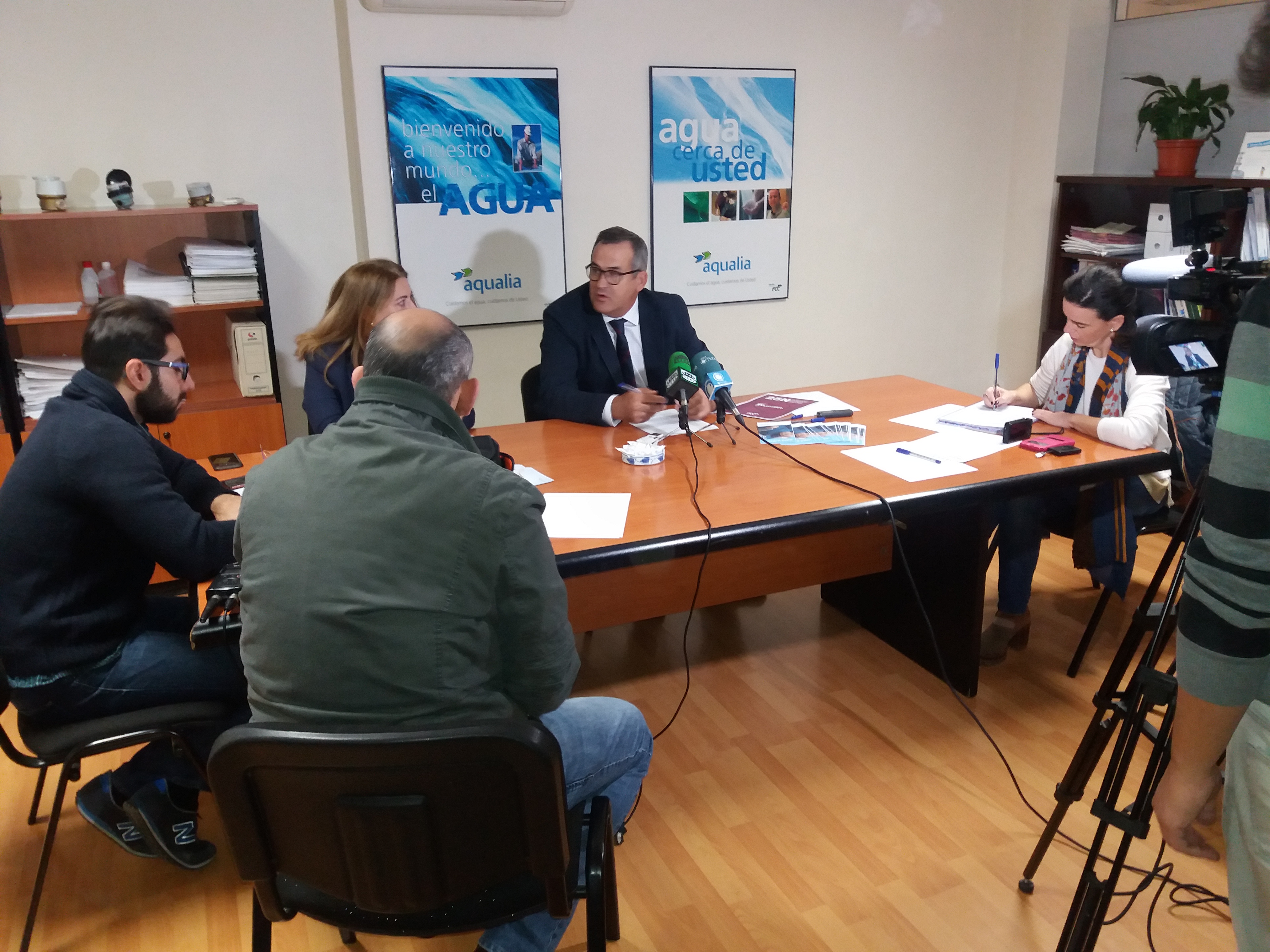 Ayuntamiento y Aqualia encuentran una solución para facilitar la regularización de la titularidad de los contratos de agua de Puente Genil