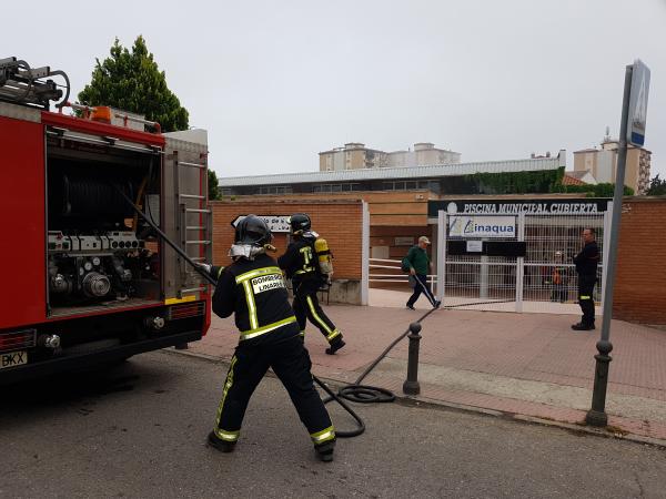Bomberos a la entrada de la piscina cubierta municipal gestionada por Linaqua