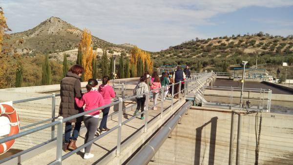 Aguas de Priego organiza visitas educativas a la depuradora para niños de primaria