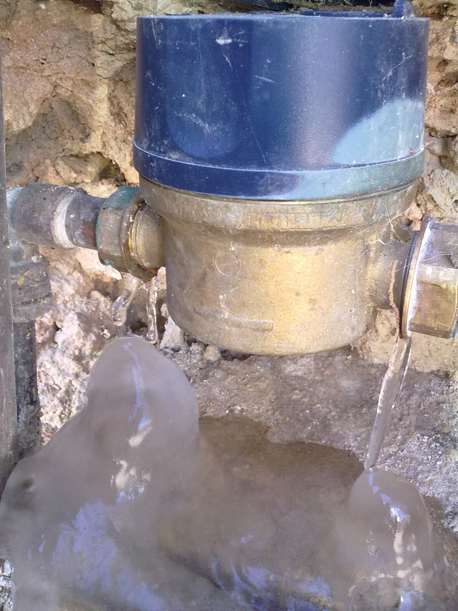 aguas de priego recuerda algunos consejos básicos para proteger las instalaciones interiores de agua de los posibles efectos de las bajas temperaturas