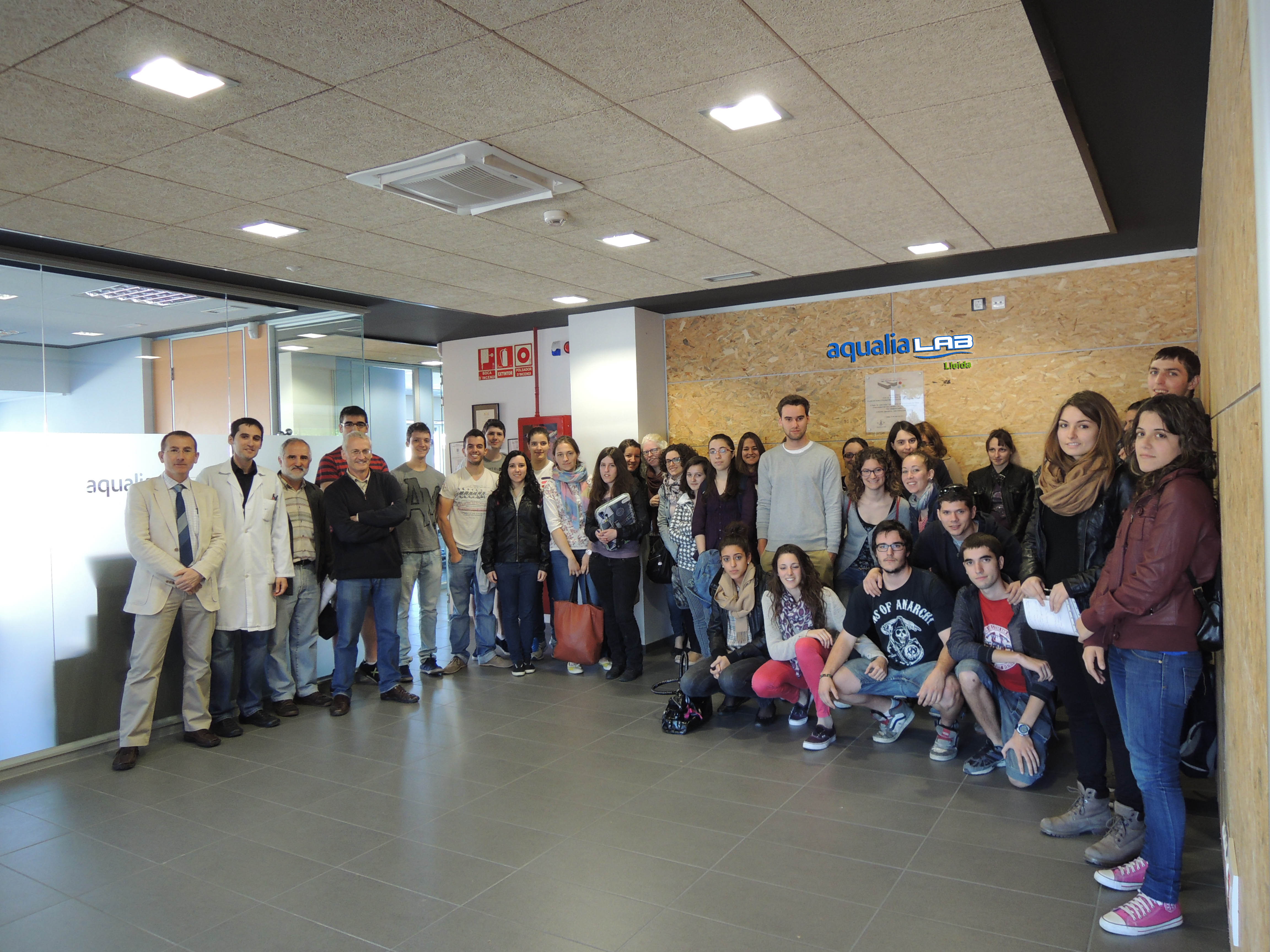 Alumnos de primer curso de Tecnología de los Alimentos de la Universitat de Lleida visitan el laboratorio aqualiaLAB-Lleida