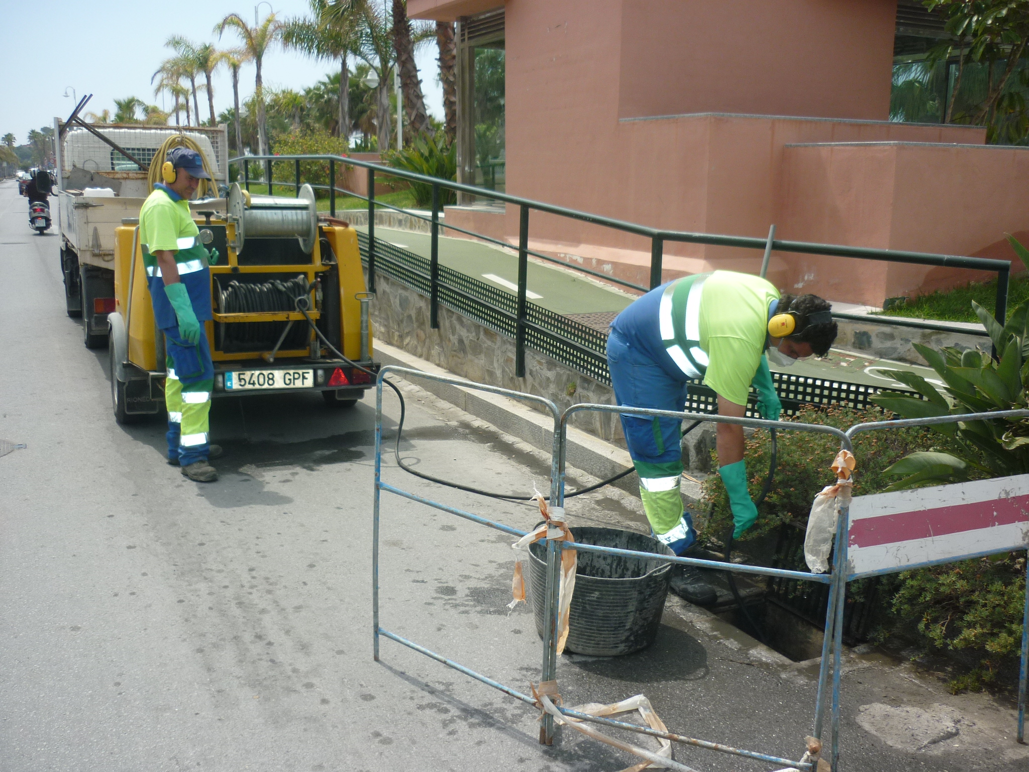 aguas y servicios refuerza la limpieza de alcantarillas en los paseos marítimos