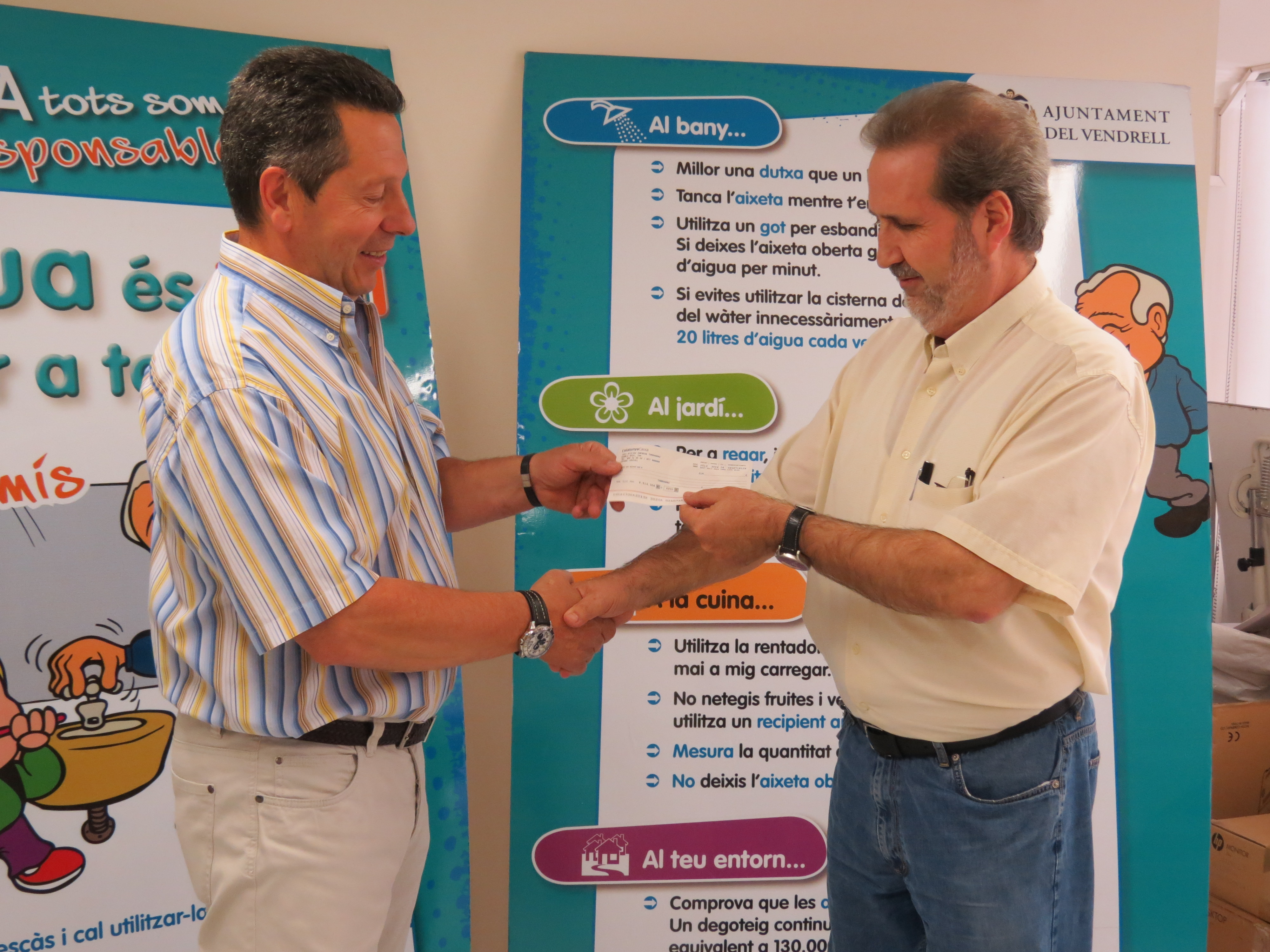 aigües de tomoví hace una donación de 1.500€ a Cáritas del Vendrell<br />