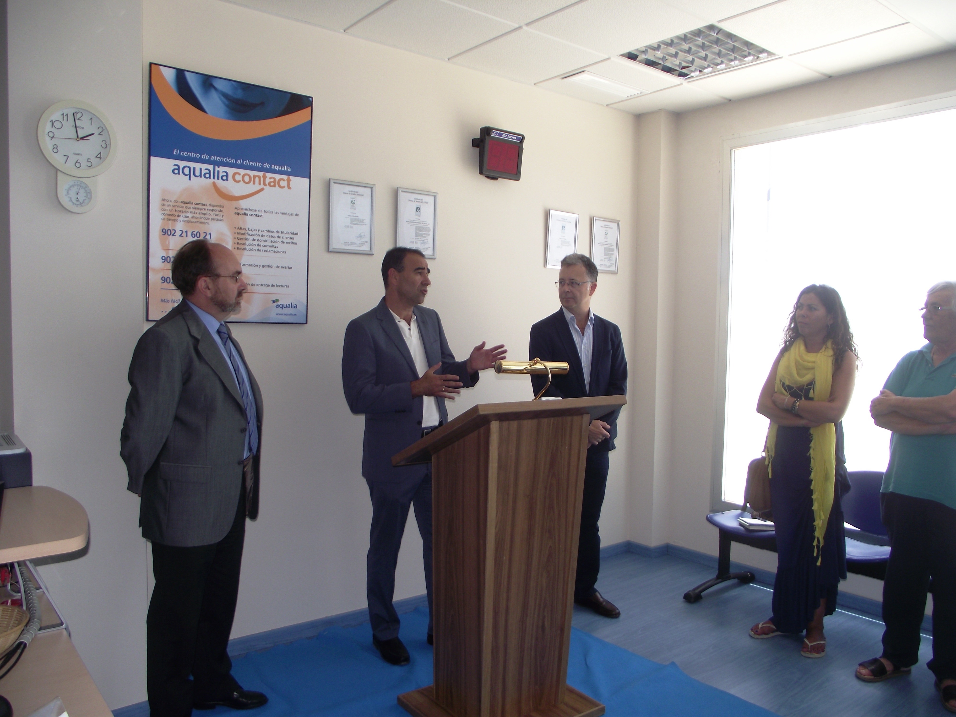 El alcalde de Barbate inaugura oficialmente la nueva oficina del Servicio Municipal de Aguas