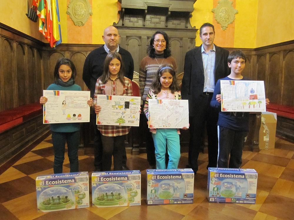 Cuatro escolares de Huesca premiados por mostrar con sus dibujos que el futuro del agua pasa por un uso inteligente de este recurso <br /><br />