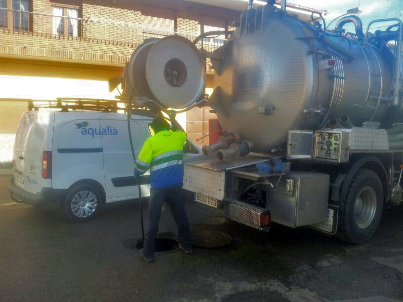 <br />El Servicio Municipal de Aguas de Valderas realiza la limpieza integral de las redes de saneamiento del municipio<br />