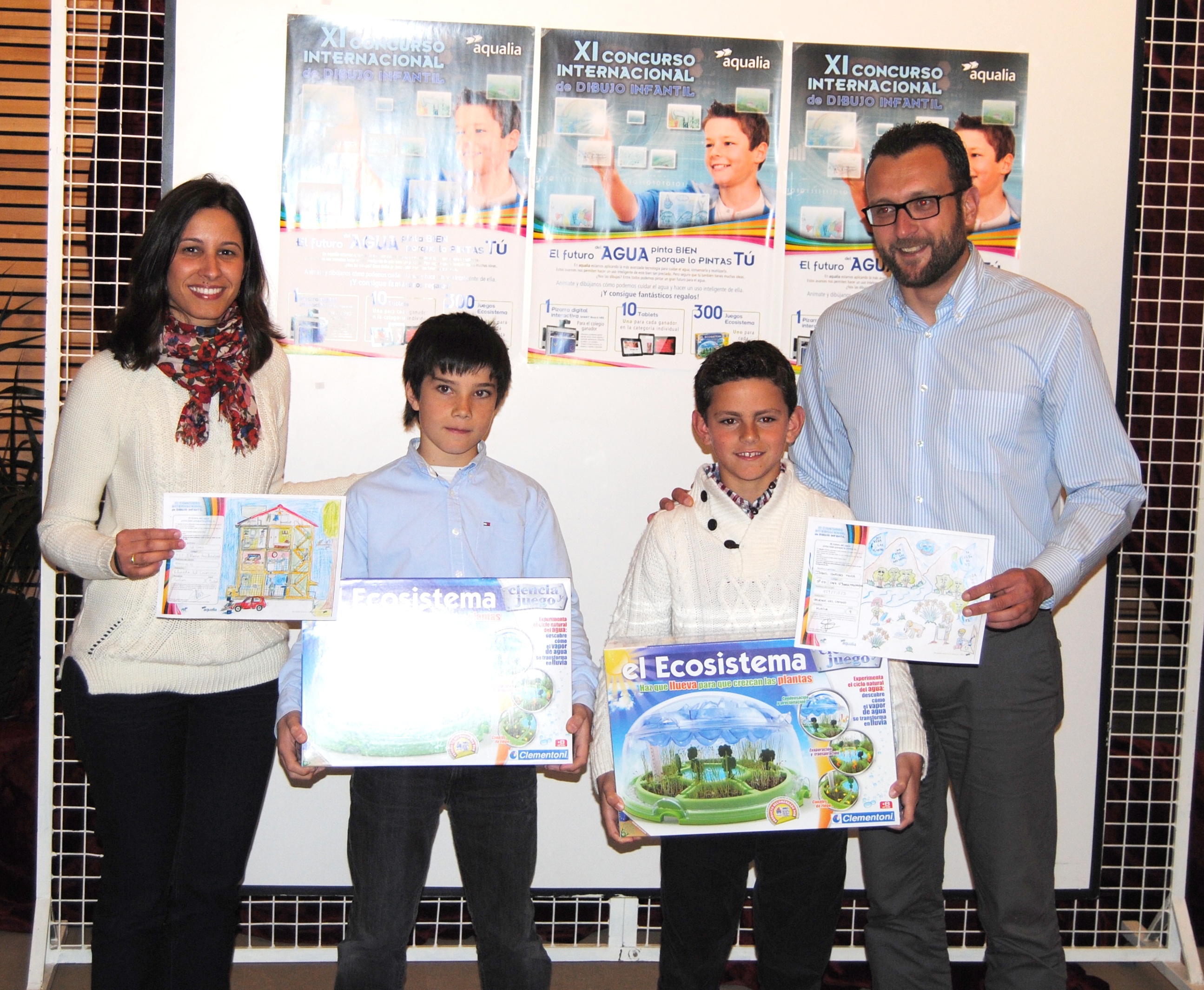Dos niños de Valverde reciben su premio como finalistas del Concurso Internacional de Dibujo Infantil de aqualia