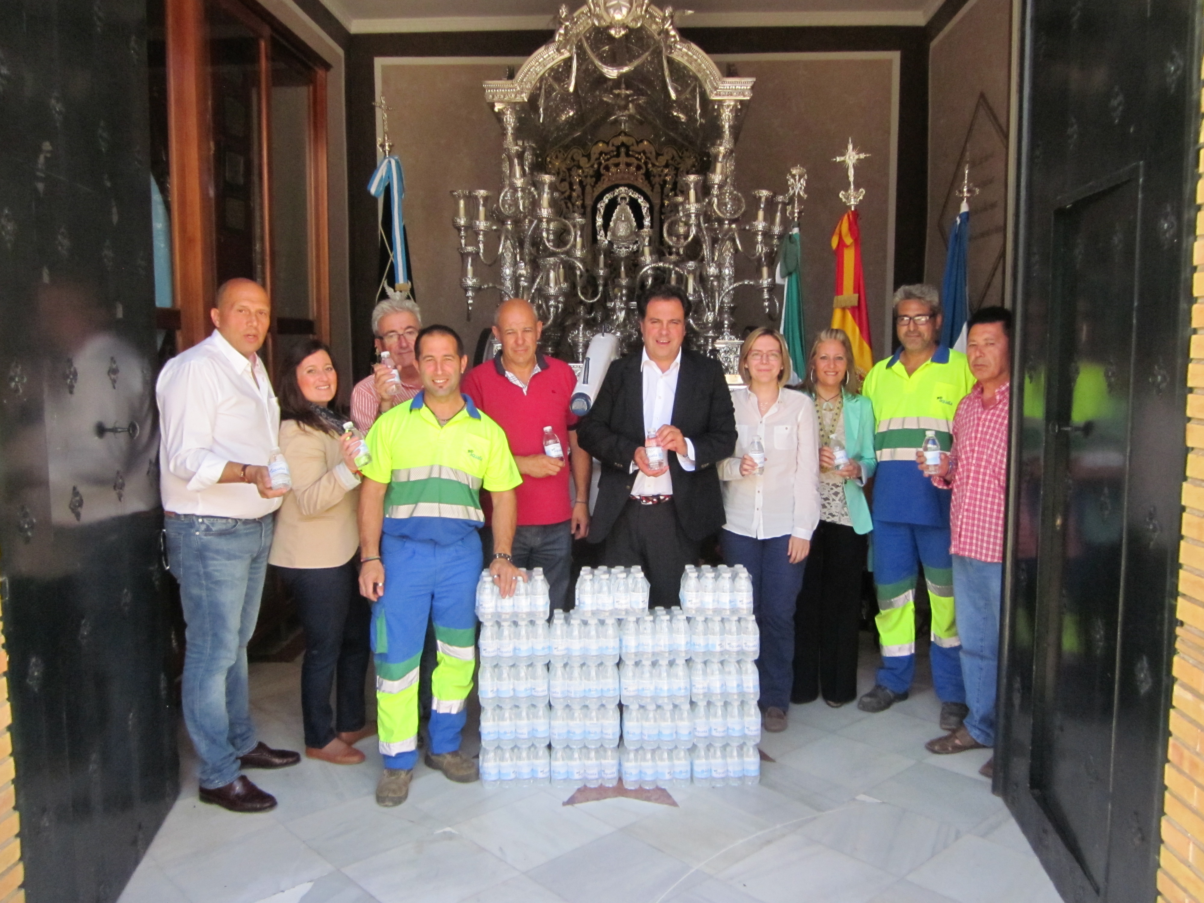 aqualia dona 600 botellas de agua a los romeros de San Juan del Puerto para calmar la sed del camino al Rocío