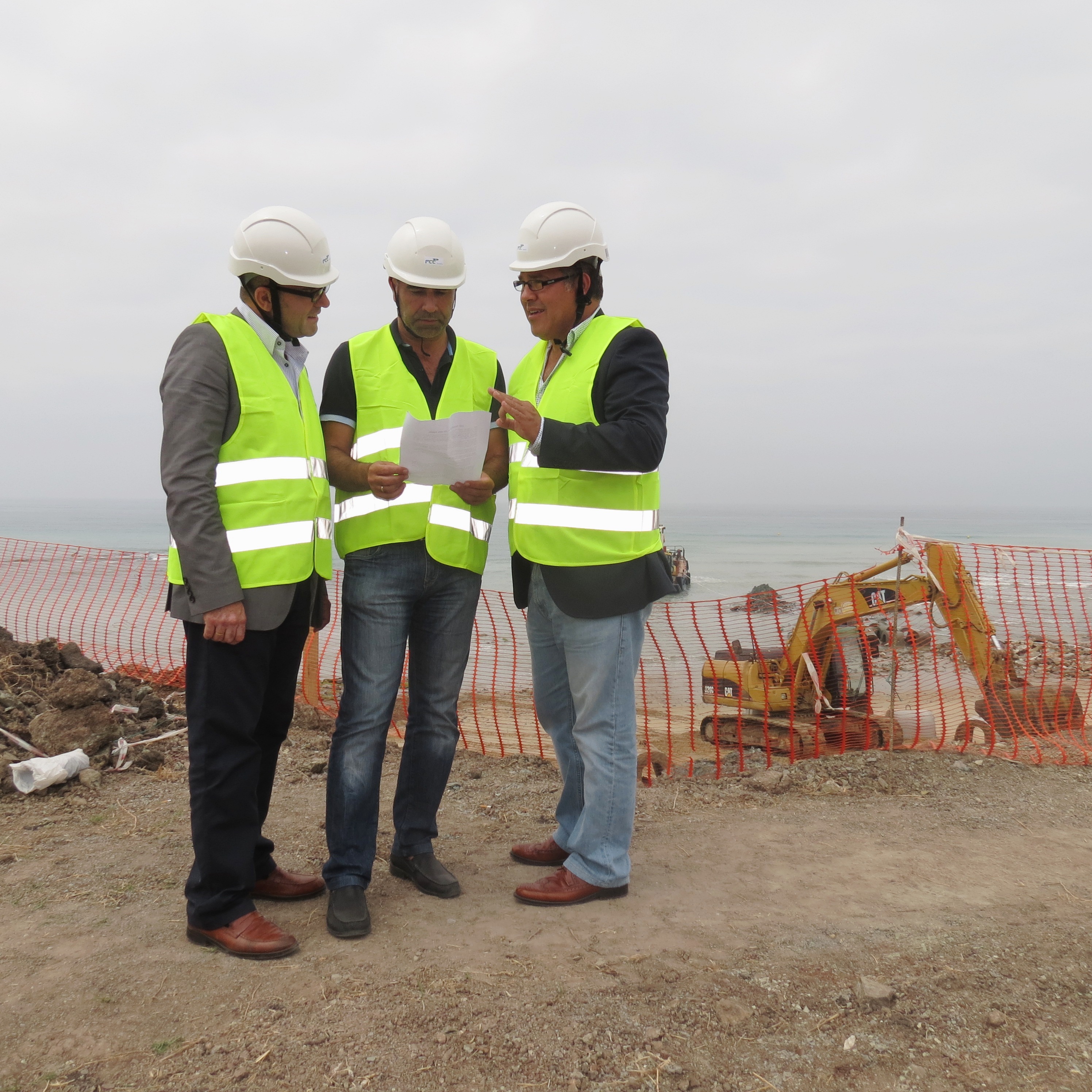 El alcalde visita las obras de la nueva conducción del desagüe de la EDAR
