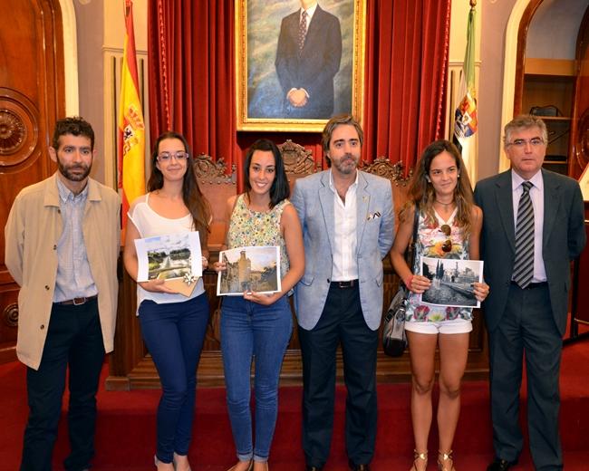 Los ganadores del concurso de fotografía móvil organizado por aqualia reciben su premio