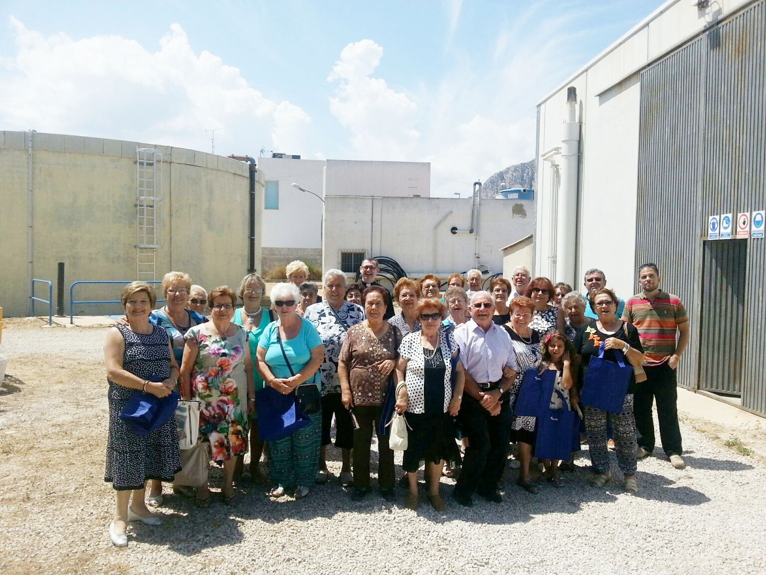 Visita de un grupo de la 3ª edad a la planta desaladora de Els Poblets