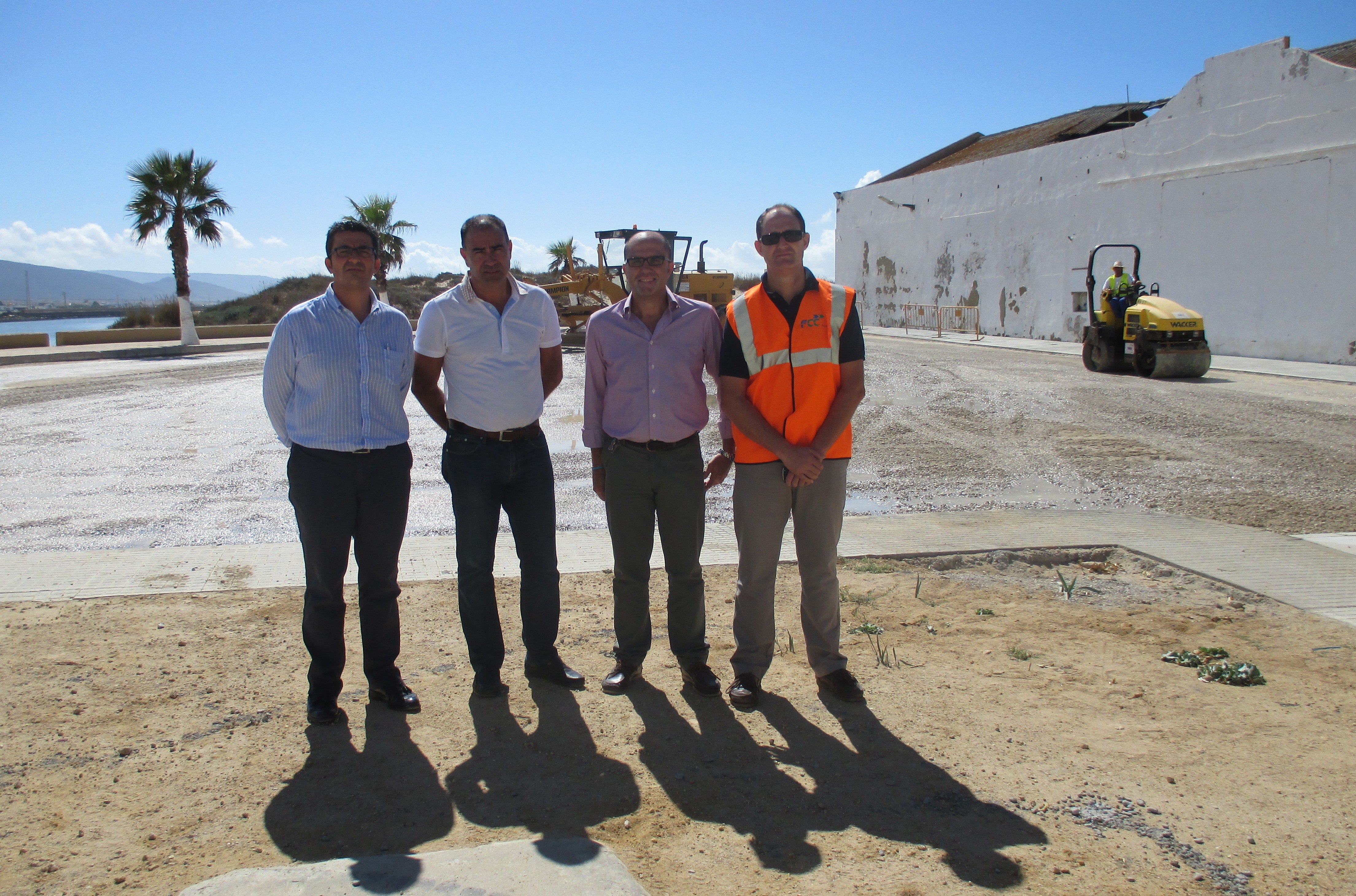 Obras en la zona de las antiguas lonjas de Barbate para la eliminación de vertidos al río